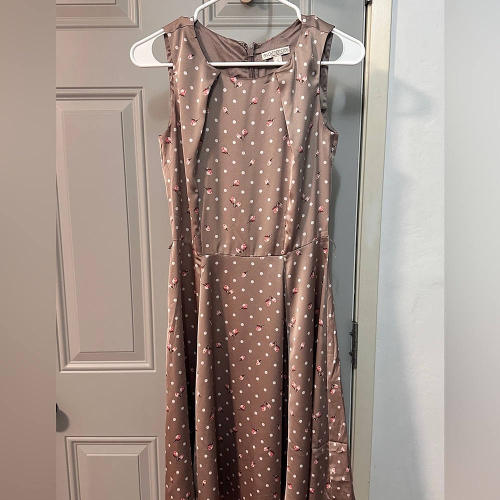 Eva Mendez (New York & Co)

Elegant Polka Dot Sleeveless Dress